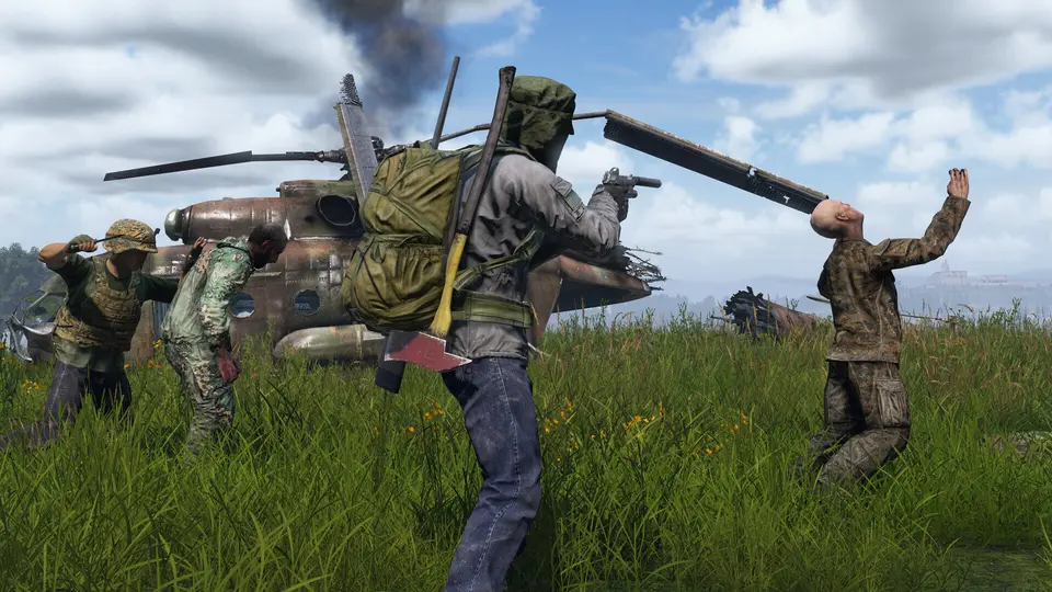 Официальный скриншот DayZ: бой с заражёнными у обломков вертолёта